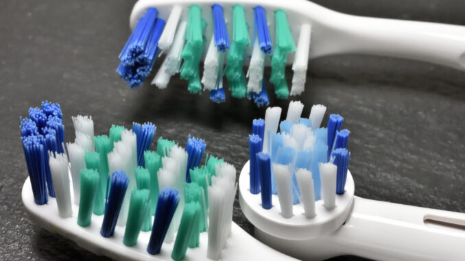 Haben Sie verbrauchte Zahnbürsten bislang auch einfach in die Mülltonne geworfen? Was für eine Verschwendung - man kann damit noch jede Menge anstellen!